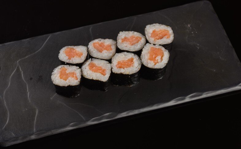 Ролл с копченым лососем