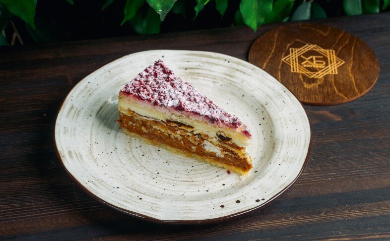 Сливочно-карамельный торт с малиной