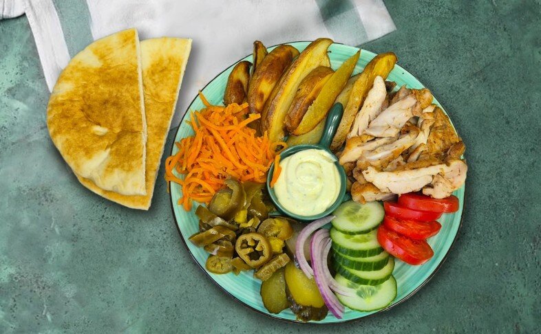 Шаверма на тарелке Мексиканская