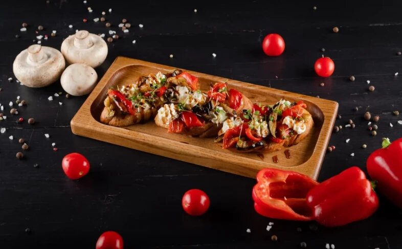 Брускетта с печеным баклажаном