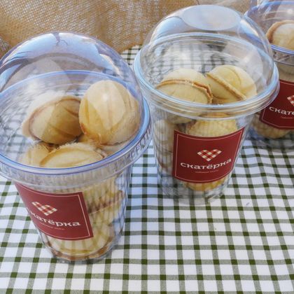 Орешки с миндалём и вишней 1шт