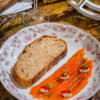 Маринованный лосось с французским гречишным тартином