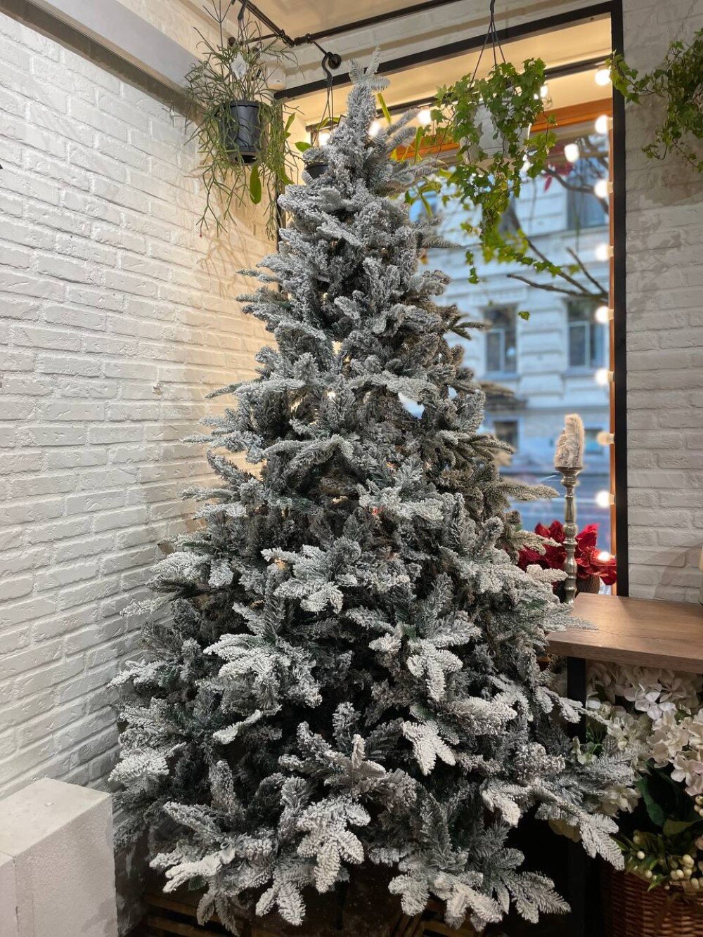 Ель искусственная заснеженная 182 см с встроенной гирляндой Karlsbach