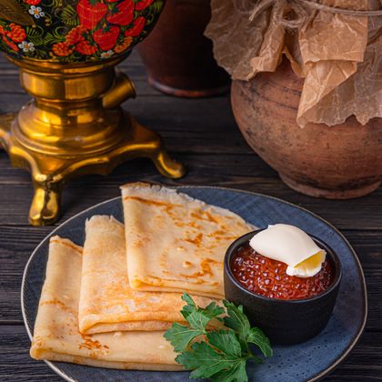 Блинчики с красной икоркой и сливочным маслом
