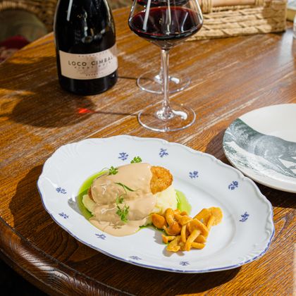 Котлета из ярославской щуки со сливочным пюре и маринованными опятами