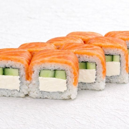 Филадельфия с лососем и огурцом