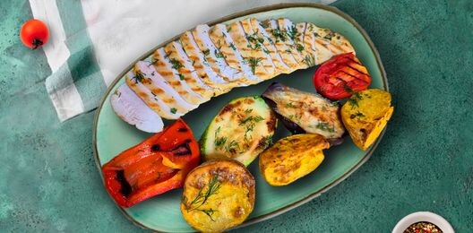 Грудка гриль с овощами
