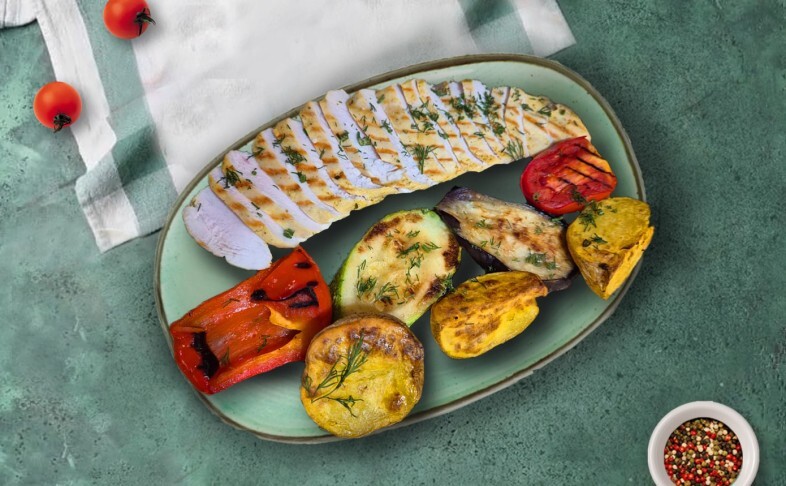 Грудка гриль с овощами