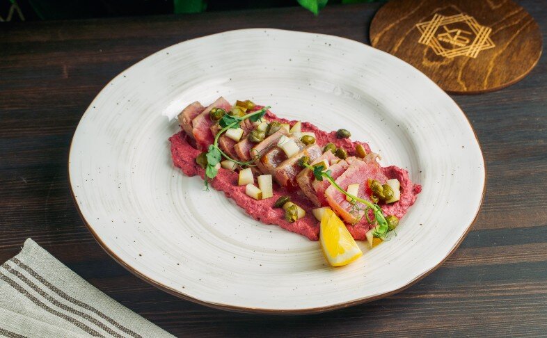 Филе тунца с печеной свеклой