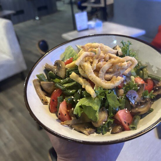 Салат с жаренными кальмарами и грибами с ореховым соусом