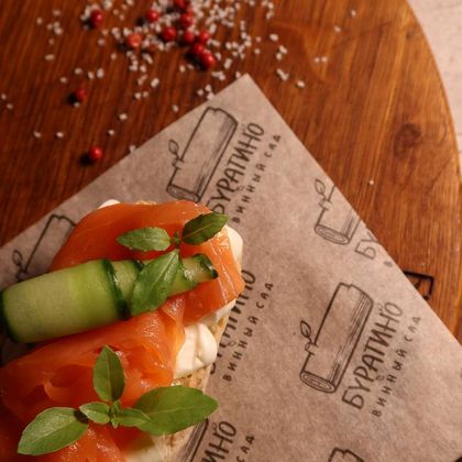 Брускетта с лососем