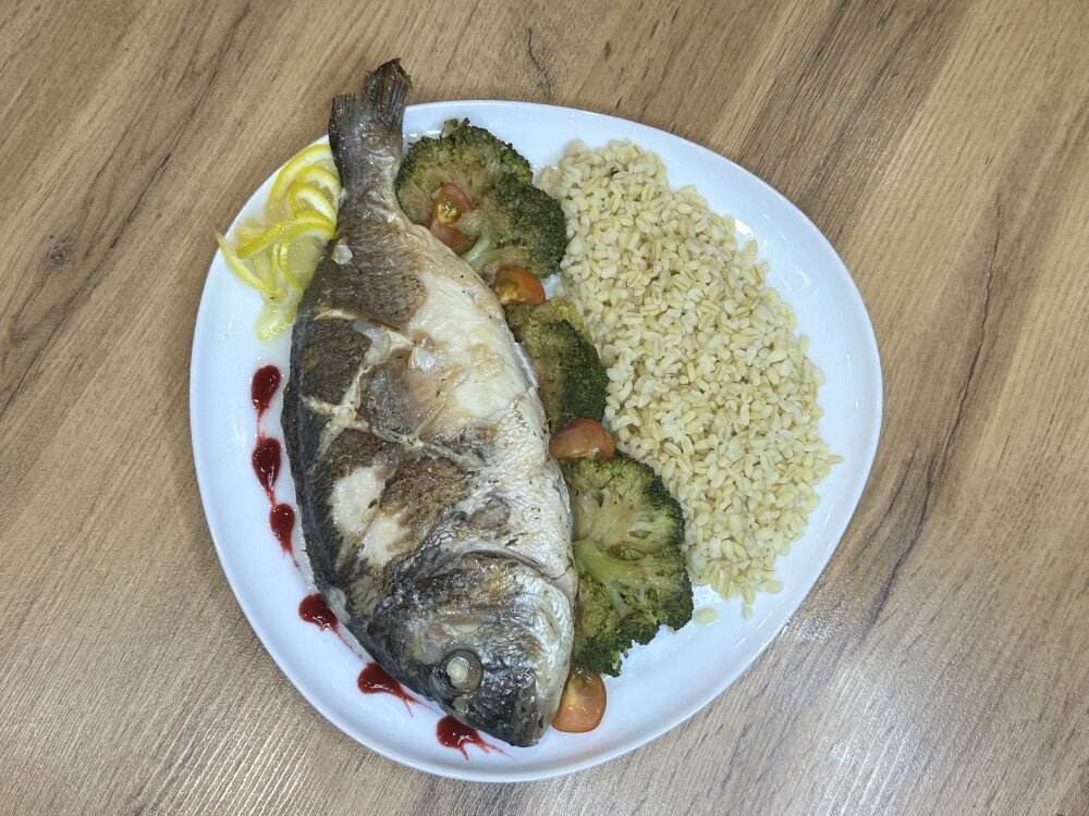 Дорадо c булгуром и брокколи