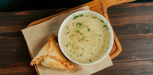 Куриный бульон с эчпочмаком