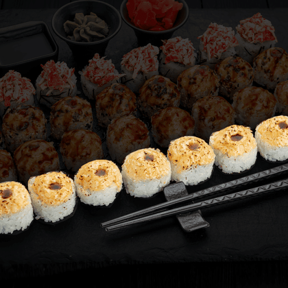 Запеченная креветка в омлете Томаго