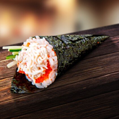 Ручной ролл со снежным крабом