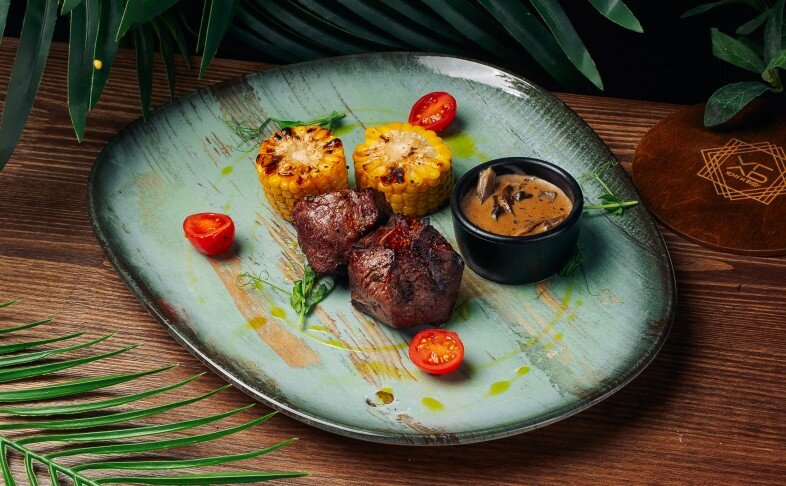 Медальоны из телятины с грибным соусом