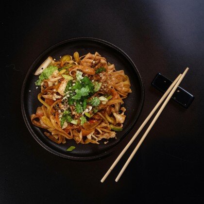 ВОК ЯИЧНАЯ ЛАПША С КУРИЦЕЙ И СОУСОМ ХОЙ СИН