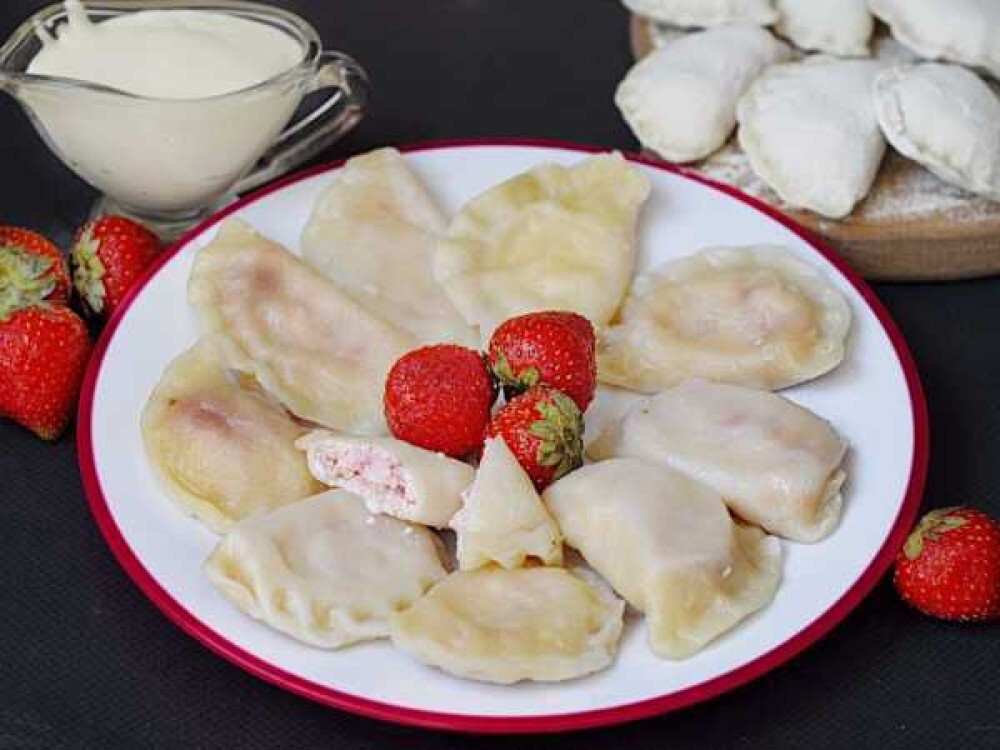 ВАРЕНИКИ С ТВОРОГОМ И КЛУБНИКОЙ