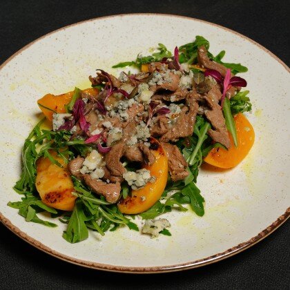 Салат с утиной грудкой и персиком гриль