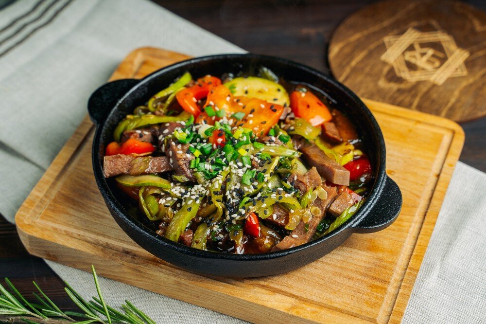 Сковородка с говьяжим языком и запеченными овощами