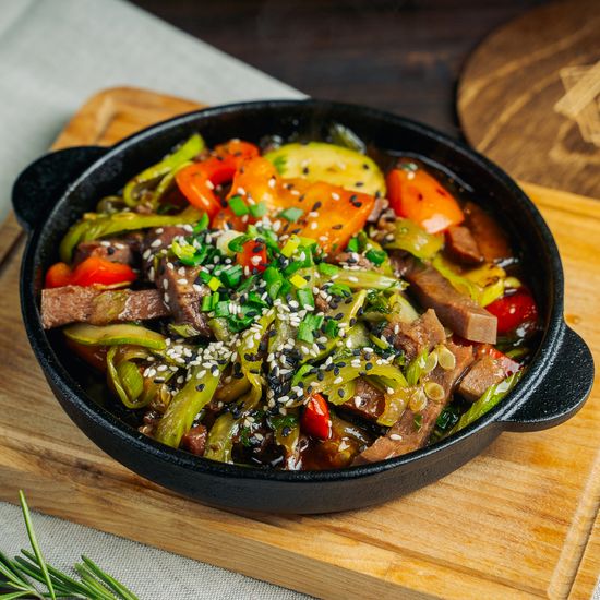 Сковородка с говьяжим языком и запеченными овощами