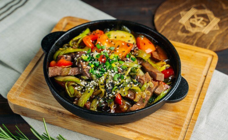 Сковородка с говьяжим языком и запеченными овощами