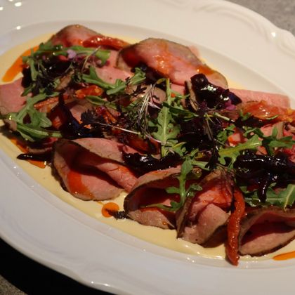 Ростбиф с имбирным соусом и карамелизированным луком