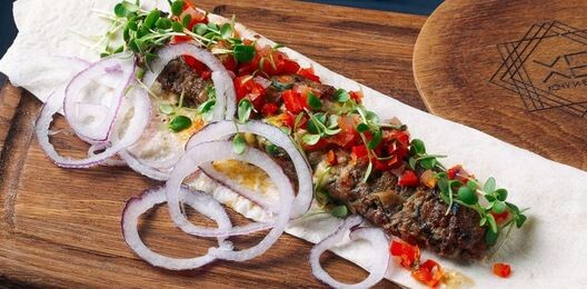 Кебаб из говядины с сыром и печеными томатами