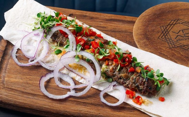 Кебаб из говядины с сыром и печеными томатами