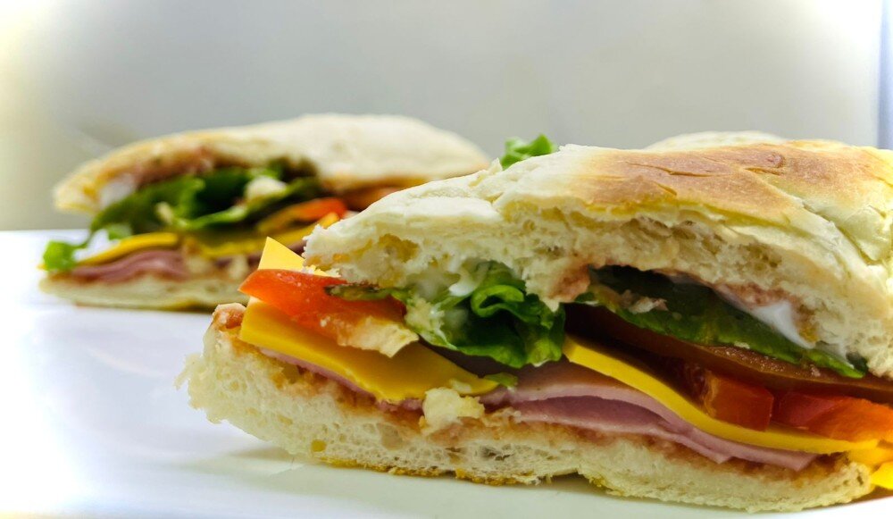 Багет французский с ветчиной и сыром