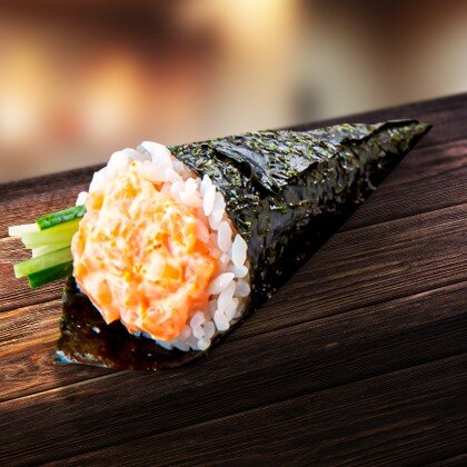 Ручной ролл с лососем