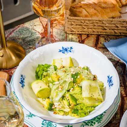 Салат из зелёных овощей на творожном креме с кешью