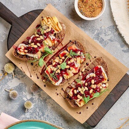 Камамбер с вишневым соусом