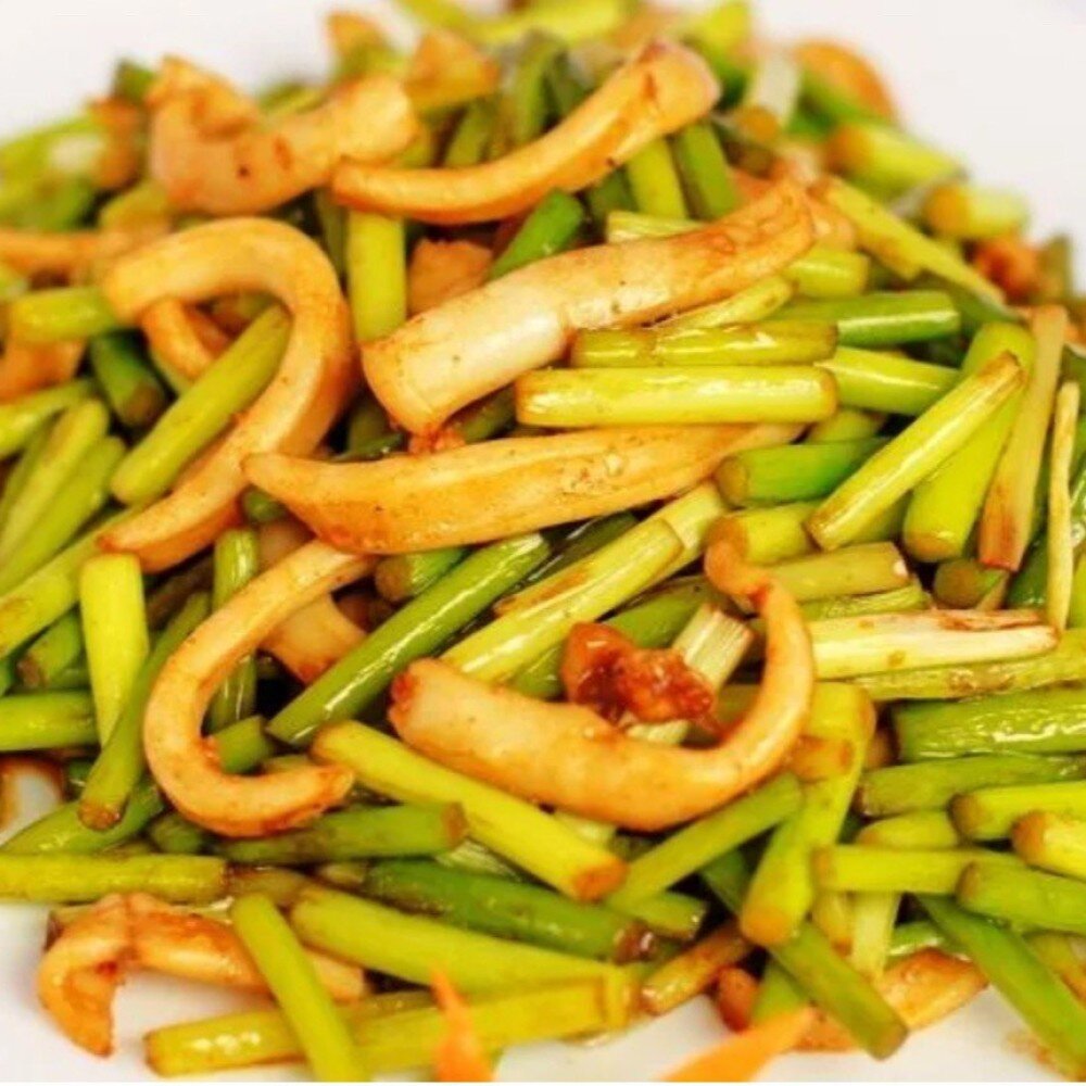 Кальмар с побегами чеснока