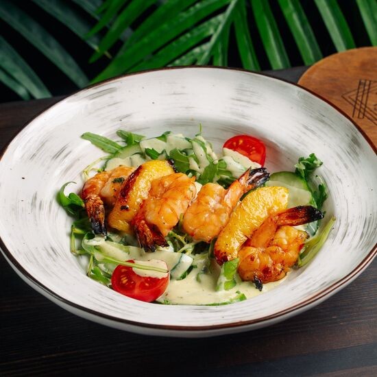 Салат с креветкой и рукколой