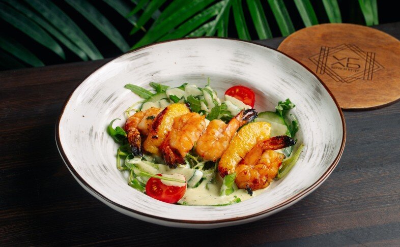 Салат с креветкой и рукколой