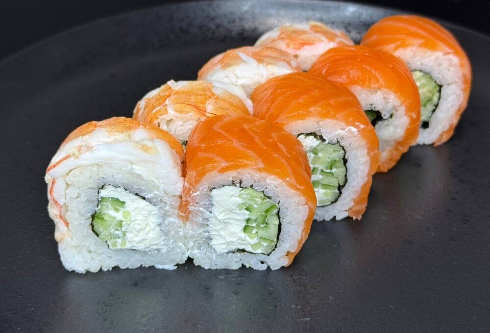 Филадельфия с лососем и тигровой креветкой