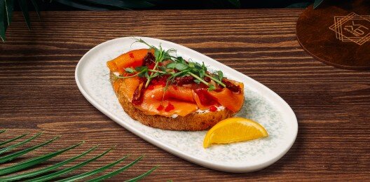 Брускетта с лососем