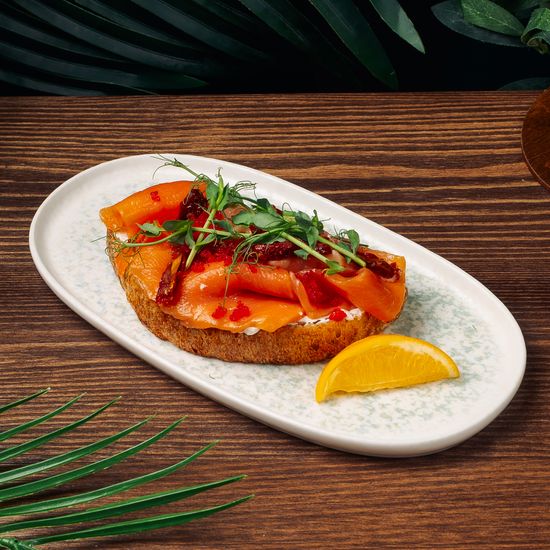 Брускетта с лососем