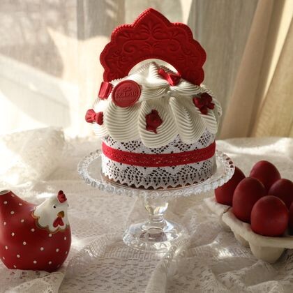 Кулич классический с клюквой и изюмом.