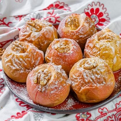 Печеные яблоки, фаршированные медом и грецкими орехами