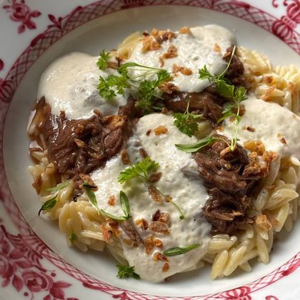 Орзо с говяжьими щёчками в перечном соусе с муссом Пармезан