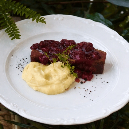 Брискет с пряной вишней и кремом из сельдерея