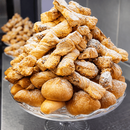 Ваза с мелкоштучкой (бантики +36 слад мини-пирожков)