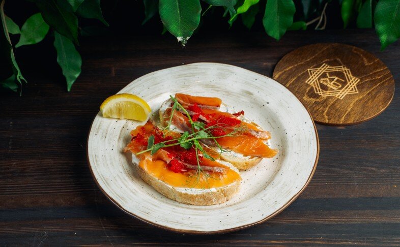Брускетта с лососем
