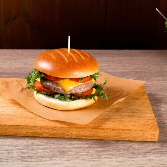 Блек ангус бургер с томатами и двойным сыром