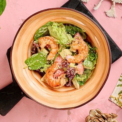 Салат с креветками в ореховом соусе