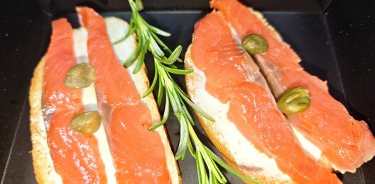 Брускетты с красной рыбкой ( Неркой)