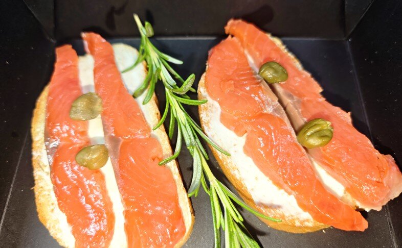 Брускетты с красной рыбкой ( Неркой)