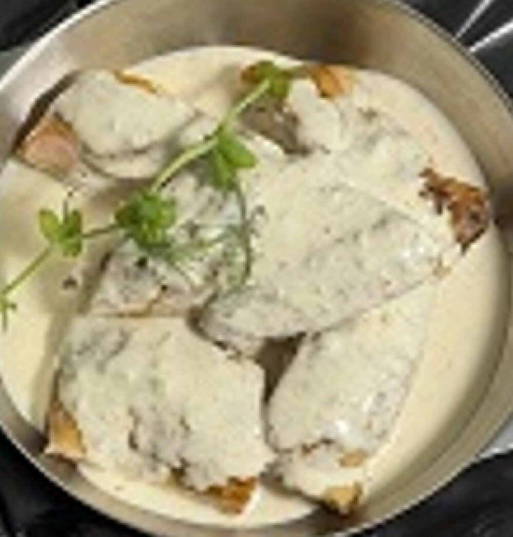 Половина цыплёнка в сливочно-чесночном соусе